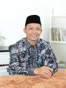 Muhammad Ishaq, S.Pd., M.Pd.I - Kepala Sekolah SMP Plus Darussalam