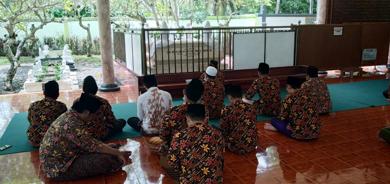 Seluruh dewan guru melaksanakan Rapat rutinan dan Pembacaan Tahlil.