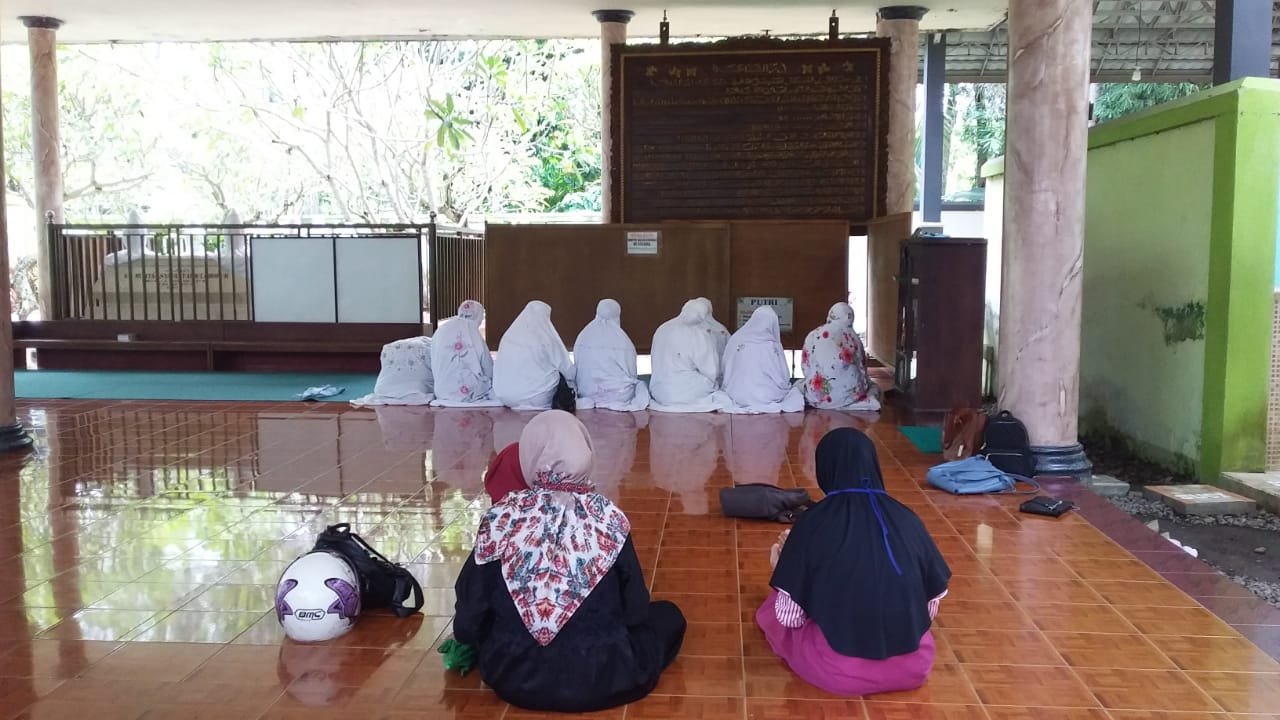 Seluruh Dewan Guru Melaksanakan Rapat Rutinan Dan Pembacaan Tahlil.